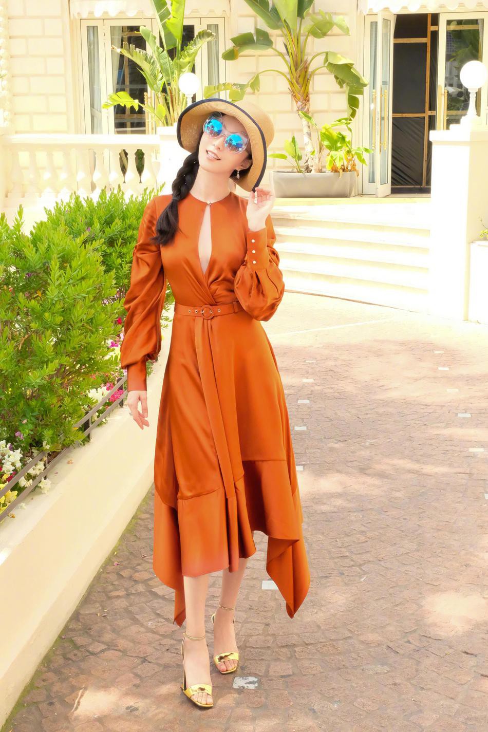 Vắng bóng trên thảm đỏ Cannes ngày 2, Phạm Băng Băng đền bù cho fan bộ ảnh khoe vòng 1 lấp ló